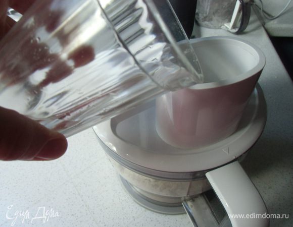 Смешать до состояния крошки. Постепенно вливать воду, пока не образуется колобок.