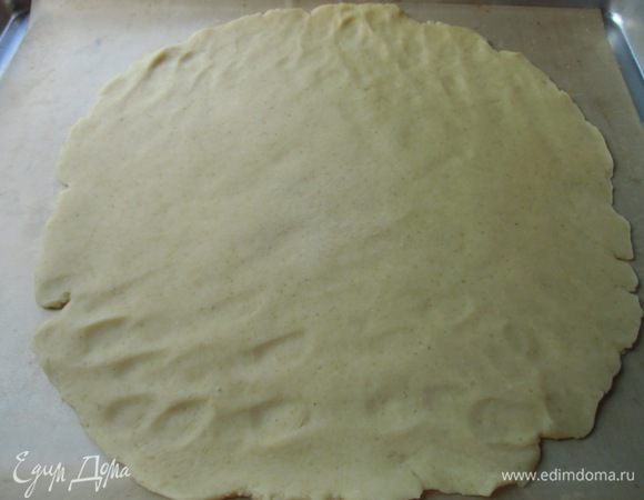 Тесто раскатать в круг диаметром около 30 см и выложить на противень, накрытый пергаментом