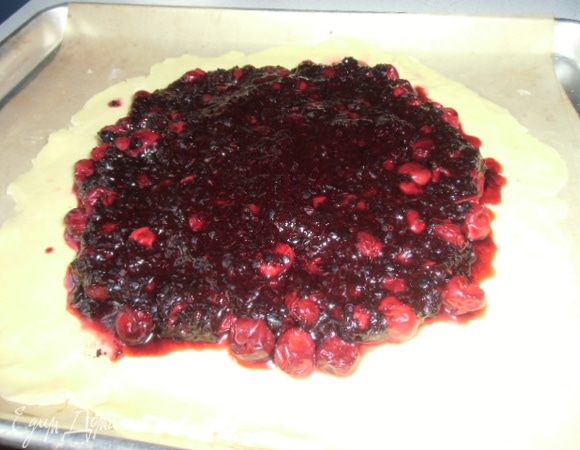 Для начинки второй галеты чернику перемолоть с сахаром. Вишню разложитьна тесто и залить черникой.