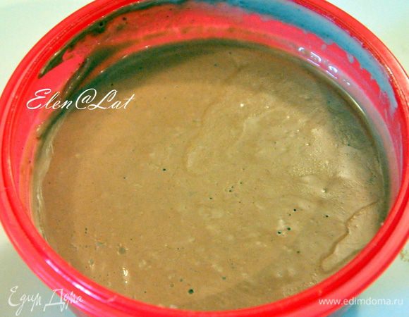 Теперь печем коржи.
Растопите шоколад и остудите до комнатной температуры.
Сливочное масло комнатной температуры, шоколад, щепотку соли и ваниль соединить и  взбить миксером. Не прекращая взбивать массу постепенно добавить желтки. Отдельно взбить белки до крепкой пены, постепенно всыпать в белки сахар. Взбить до твердых пиков. Взбитые белки добавить в шоколадную смесь и аккуратно перемешать до однородности. Мешать только лопаткой. Аккуратно добавить муку, перемешивая также лопаткой или ложкой.