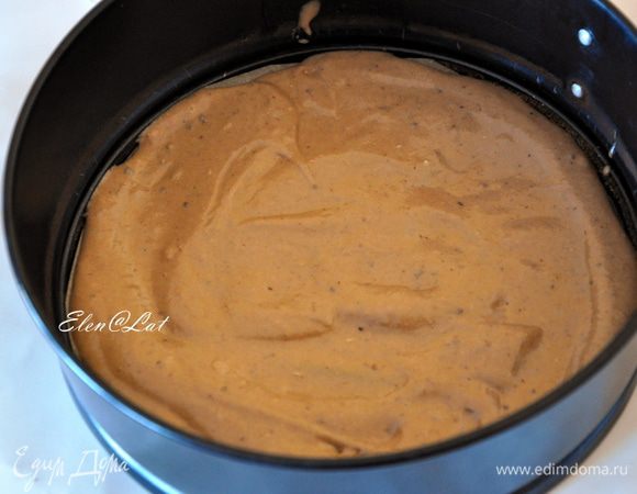 Теперь тесто разделить на 5 частей и выпекать поочередно в разъемной форме 20см в диаметре. Дно формы застелить пергаментом. Выпекать коржи в разогретой до 200С духовке 8-9 минут.
