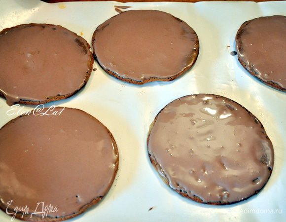 Теперь собираем торт.

 
 Сливочно-шоколадный крем взбить.
 На каждый корж нанести крем, не складывая коржи друг на друга. Оставить на 20 минут, для того, чтобы коржи пропитались кремом.
