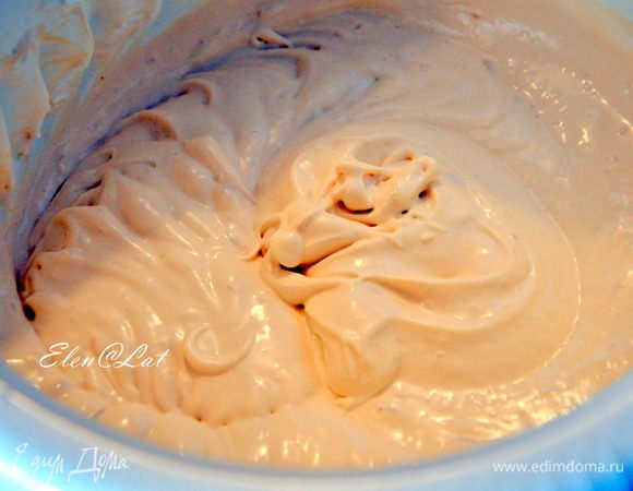 Теперь надо взбить сливочно-карамельный крем, добавив в него ром. 350 гр жирных сливок взбить в крепкую пену и соединить с карамельным кремом, взбить. работайте миксером осторожно, но шустро, не дайте свернуться сливкам.