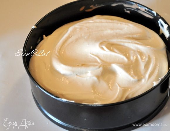 Теперь возвращаем пропитанные шоколадным кремом коржи в разъемную форму, в которой выпекали коржи, поочередно смазывая обильно каждый кремом.