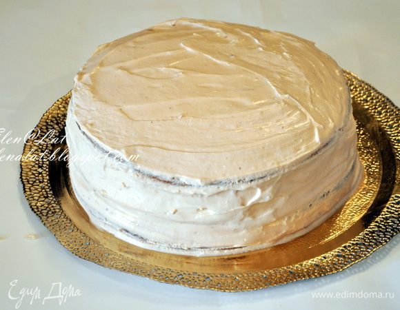Теперь снять разъемное кольцо и переложить торт на блюдо. Нанести по всей поверхности торта оставшийся крем, разровнять.
