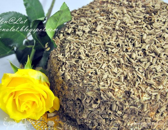 Торт обсыпать шоколадной стружкой. Стружку я делаю с помощью ножа для чистки овощей. Торт поставить в холодильник охлаждаться. И оставить его там не менее чем на 2 часа, лучше больше. Все))) Приятного аппетита!!!!! Торт просто тает во рту, безумно нежный и очень вкусный!!!