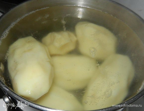 В кастрюльке с водой поместить картофелины, добавить 1/4 ч.л. соли и поставить закипятиться. Затем накрыть и кипятить на медленном огне в течение 20-25 минут, пока картофель не станет мягким. Воду слить, дать хорошо остыть. Порезать на мелкие кубики.