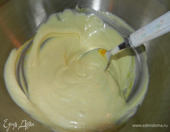 Тем временем приготовим заправку. Соединить вместе  майонез, горчицу, 1/2 ч.л. соли и черный перец.