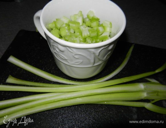 Сельдерей, лук и огурцы нарезать мелкими кубиками. Добавить заправку и нарезанный картофель и яйца. 
