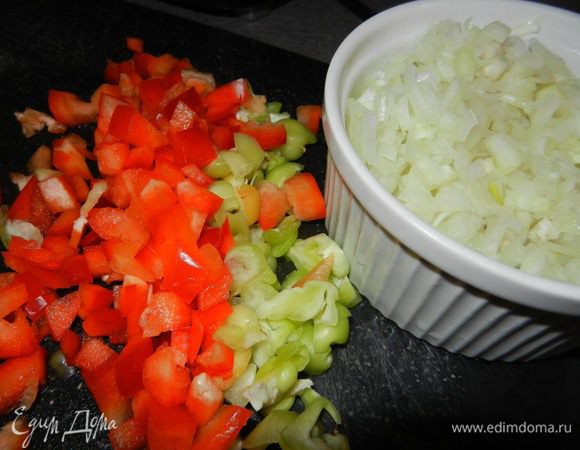 От себя я добавила красный сладкий перец и не пожалела, салат хрустящий, великолепный.
(Яйца я не положила, т.к. мой муж их не ест, и у меня не было соленых огурцов, салат все равно получился вкусный )))) 