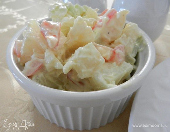 Поставить салат охладиться в холодильник на 6 - 24 часа. Сервировать салат можно на листья салата и по желанию присыпать паприкой.
(К сожалению ни того, ни другого у меня не было). Похрустим? 
ПРИЯТНОГО АППЕТИТА!