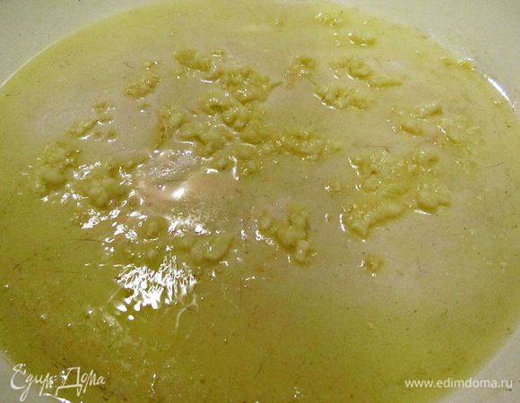 Чеснок очистите, пропустите через пресс и слегка обжарьте на разогретом оливковом масле.