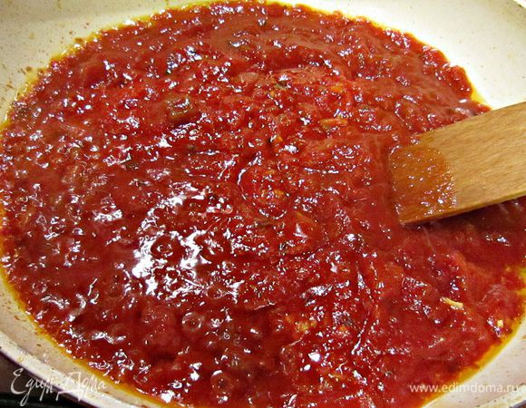 Добавьте протёртые помидоры, соль, перец, сухой базилик, орегано и протушите в течение 5 минут.