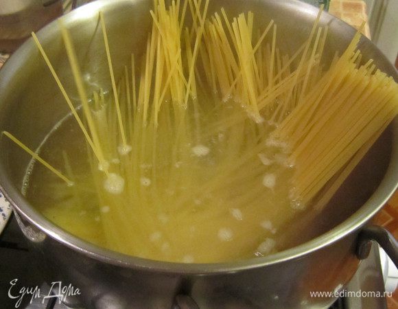 Спагетти отварить в кипящей подсоленной воде до состояния аль денте.
