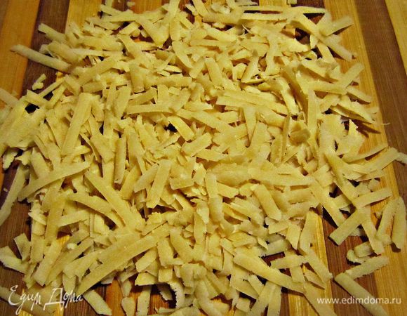 Сыр натрите на крупной тёрке.