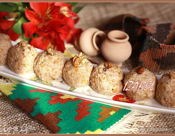 Слить лишнюю воду,горох измельчить в блендере или пропустить через мясорубку.Добавить шафран,кардамон,орехи.Орешки измельчить не очень мелко,чтобы чувствовался вкус.Все тщательно перемешать.