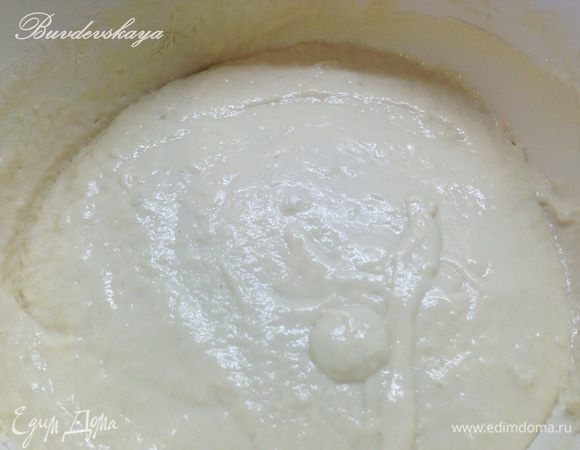 1. Готовим тесто. Дрожжи разводим в теплом молоке вместе с сахаром. Добавляем муки так, чтобы получилась консистенция как у густой сметаны. Накрываем полотенцем и ставим опару в теплое место подходить. Так как дрожжевое тесто не любит шум и сквозняки, я ставлю опару в аэрогриль - температура 65 градусов и низкая скорость обдува минут на 40.