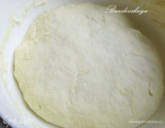 2. Когда опара подойдет, добавляем в нее растопленное сливочное масло (но не горячее!) и соль. Постепенно добавляем муку и вымешиваем однородное мягкое и эластичное тесто. Опять накрываем и ставим в теплое место (аэрогриль) примерно на 1 час. За это время тесто должно увеличиться вдвое.