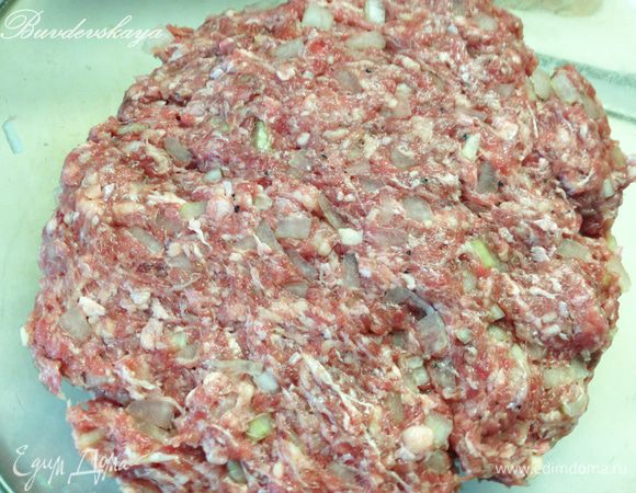 3. В это время готовим начинку. Лук мелко рубим, смешиваем с фаршем. Солим и перчим по вкусу. Хорошо вымешиваем. Добавляем холодную воду и хорошо "отбиваем" фарш (я беру горсть фарша в ладонь и бросаю обратно) минут 5. Так начинка будет очень нежной и сочной !