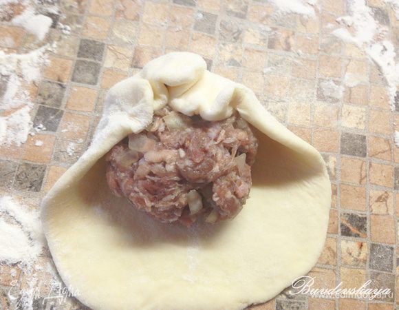 5. Защипываем края (в идеале должно быть не менее 16 защипов), оставляем по центру небольшое отверстие.