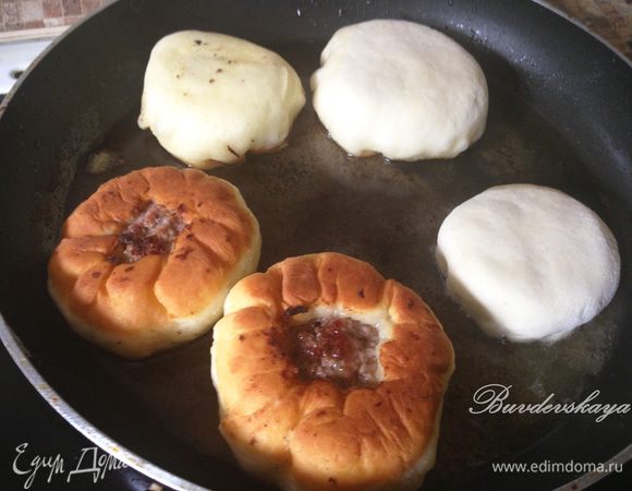 6. Разогреваем масло на среднем огне. Кладем беляши сначала отверстием вниз и жарим, пока они хорошо не зарумянятся. Переворачиваем, чуть уменьшаем огонь и жарим с другой стороны. Повторяем с оставшимися беляшами. Жарить нужно на небольшом огне, чтобы и тесто пропеклось и начинка приготовилась (примерно 7 минут с каждой стороны). ENJOY!