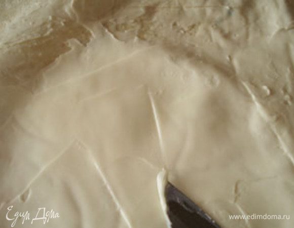 Лист лаваша намазать сыром.