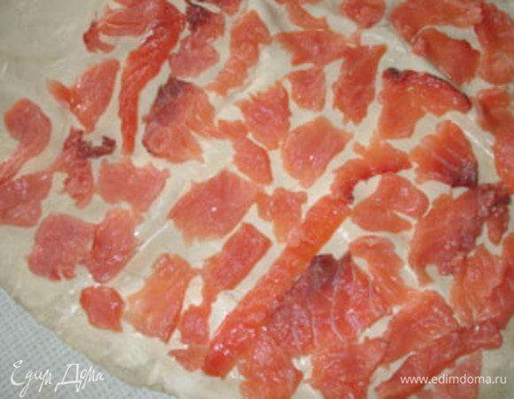 Тонкие пластинки рыбы уложить на лаваш с сыром. Если хватит то на весь лист, если нет. то не нет, и половины хватит.