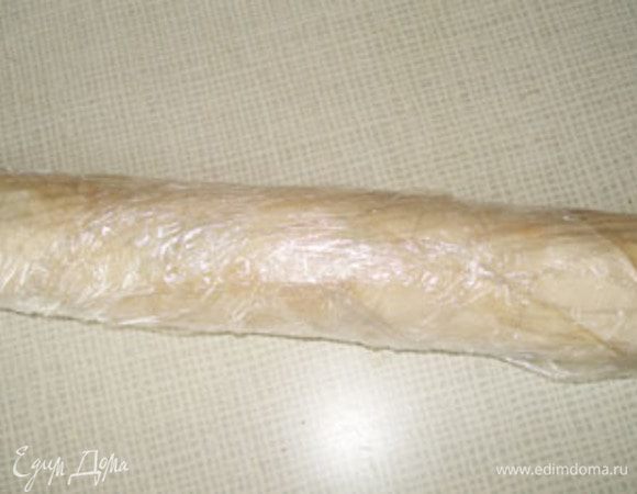 Свернуть лаваш в жесткий рулончик. Сверху обернуть пищевой пленкой и в холодильник минут на 15-20. Лучше в морозильник, но тогда на 5-7 минут.