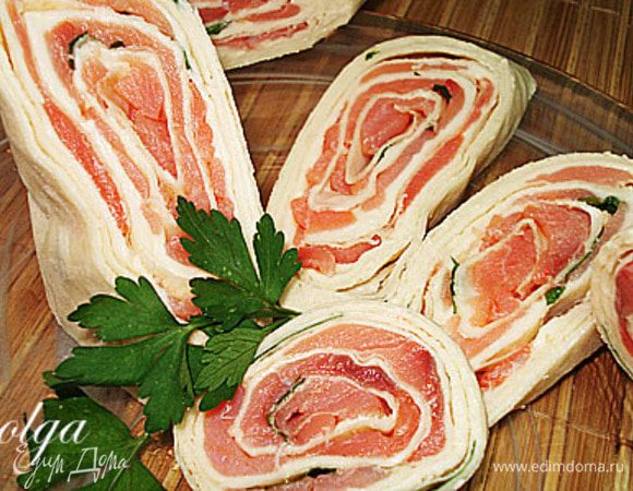 А теперь можно нарезать или наискосок или поперек и подавать к столу. Приятного аппетита.