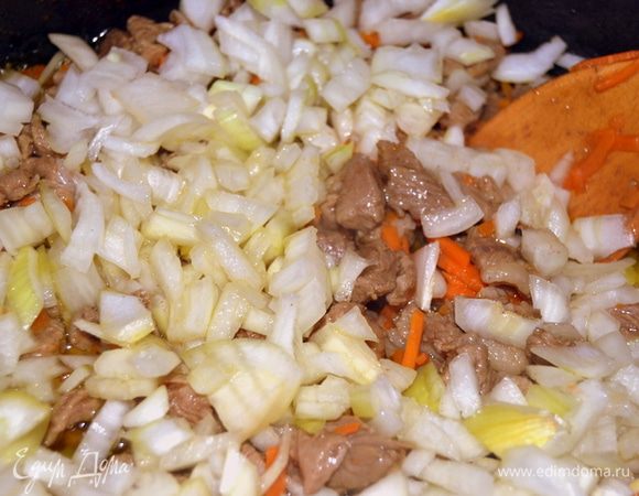 Как только морковь начала обжариваться,добавляем  лук и всё обжариваем...
