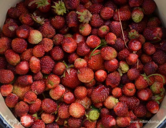 Ягоду промыть, перебрать, убрать хвостики. 