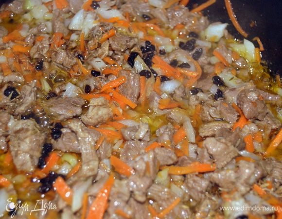 Добавляем специи:барбарис, соль,зиру...немного припускаем. Если делаете с говядиной, то можно налить немного воды и потушить.
