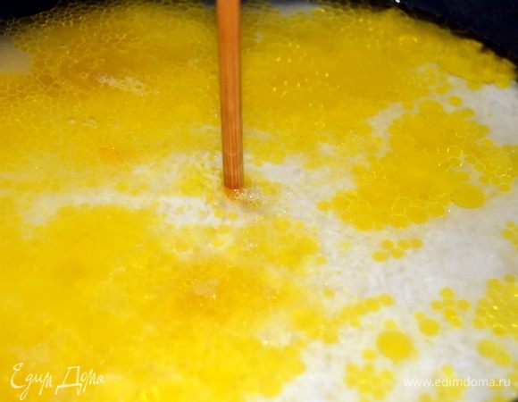 Сливаем рис, добавляем к мясу, наливаем горячей воды на 2 см выше риса....( теперь самый ответственный момент..) Солим немного рис... включаем самый большой огонь и выпариваем воду, делая отверстия в рисе ( я прокалываю китайской палочкой)