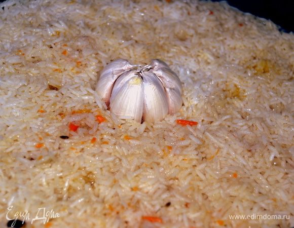 Когда воды осталось половина из налитой,делаем самый мал.огонь.
Закапываем в середину головку чеснока( не очищенную от кожуры)