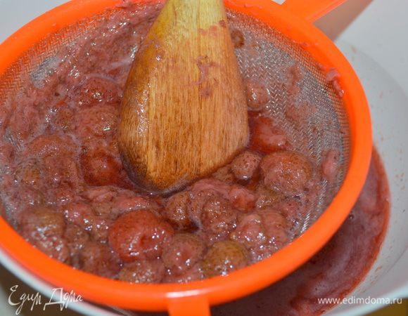 Затем массу протереть через сито, жмых выкинуть. 