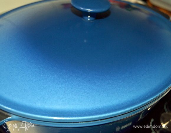 Закрываем крышкой и пропариваем 30 мин...(крышку не открывать)
Через 30 мин. перемешать, закрыть и оставить ещё на 30 мин...если огонь был очень маленький и плов не начал пригорать внизу, то можно оставить на огне, если огонь меньше не делается, то выключить и оставить накрытым...(можно,даже лучше укутать)