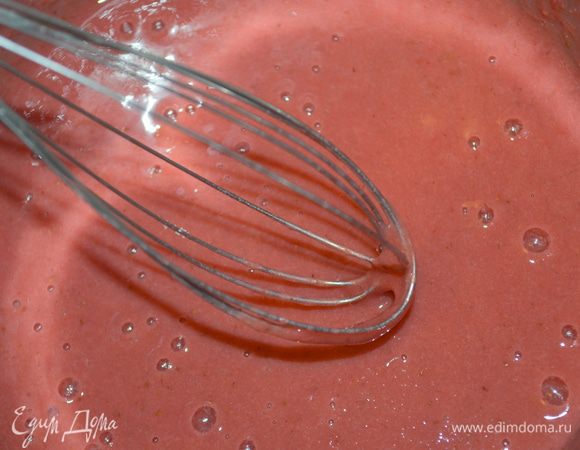 Снять с огня, остудить ( при остуживании тоже перемешать пару раз, чтобы не покрылось пленкой) и как следует взбить миксером. 