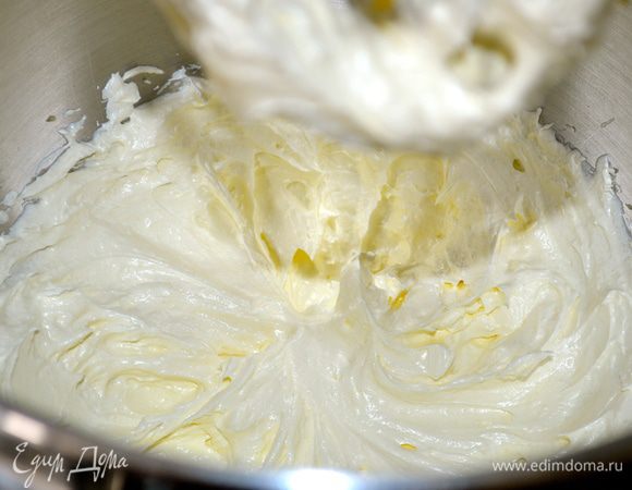 Включить разогреваться духовку на 200 С. Займемся приготовлением теста. Лучше всего использовать электромиксер или машинку для взбивания крема/теста, но можно, конечно, и вручную. Положить в чашу миксера размягченное сливочное масло с сахаром и оливковым маслом. Взбить все до пышного состояния.