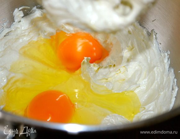 Добавить яйца, цедру лимона (и апельсина, если Вы используете) и ванильный экстракт. Продолжить взбивать до однородного состояния. 