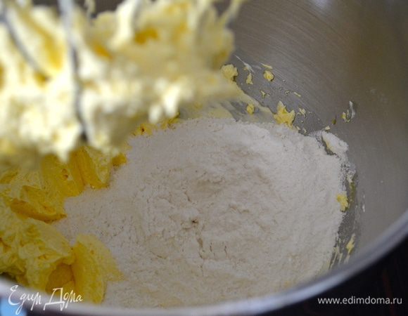 В три захода, попеременно добавить в тесто сухие ингредиенты... 