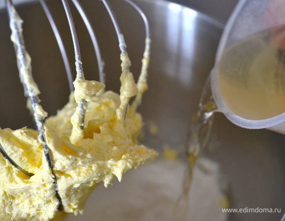 ...и вино. Каждый раз аккуратно все перемешивать до однородности. Тесто получится пышным и красивого кремового оттенка. 