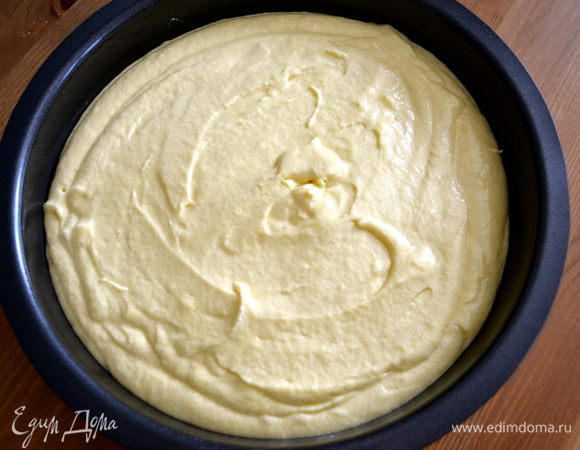 Форму 23 см смазать маслом. Выложить тесто в форму.