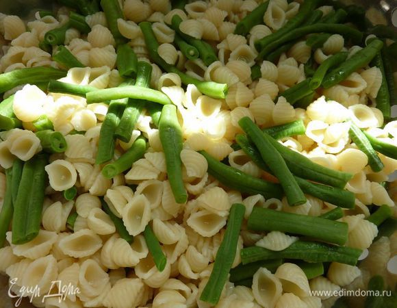 В большой кастрюле с кипящей подсоленной водой, сварить макароны на 3 минуты меньше, чем в инструкции на упаковке, затем добавить фасоль и варить до мягкости (как раз 3 минуты). Слейте воду и верните макароны с фасолью в кастрюлю .
