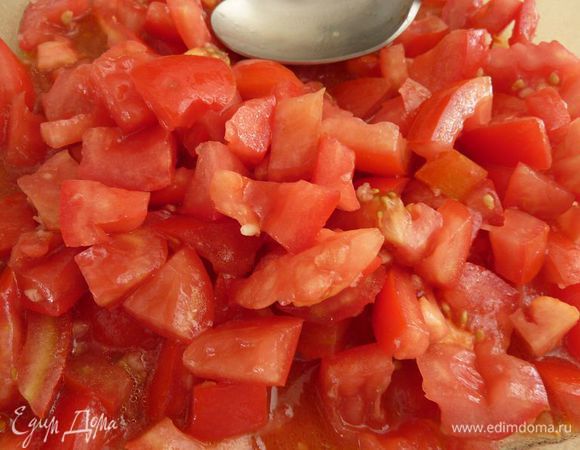 Между тем, в большой миске смешать помидоры, чеснок, масло и уксус. Приправить солью и перцем.