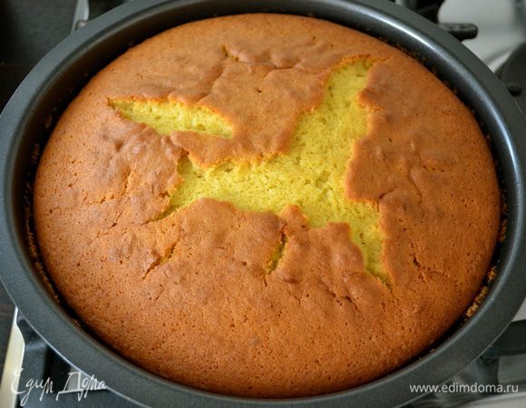 Выпекать пирог 35-40 минут при 200 С, ориентироваться по своей духовке, и готовность пирога как всегда проверить деревянной шпажкой. Готовый пирог достать из духовки и дать ему остудиться первые 15 минут в форме. 