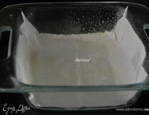 Разогреть духовку до 180 гр. Смазать квадратную форму маслом, выложить на дно бумагу для выпечки.