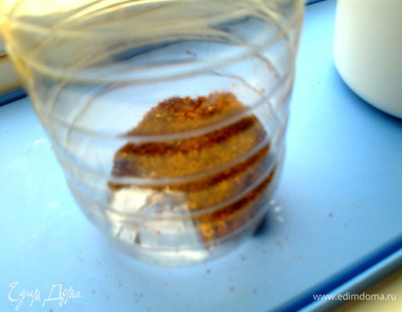 Теперь нужна чистая сухая бутылочка (можно пластиковая),в которую маленькой ложечкой переместим всю грибную "пыль"...