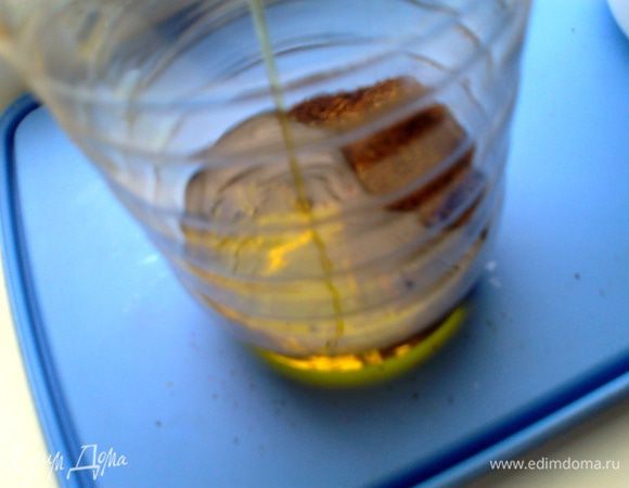 У меня итальянское масло "Данте" слегка зеленоватого цвета,которое как раз заканчивалось и очень кстати подвернулся этот рецепт)))