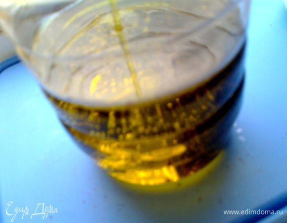 Заполнять лучше не до краёв,чтобы осталось место для взбалтывания...