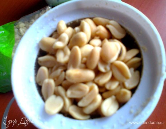 Арахис обжарить, очистить, охладить и перемолоть на кофемолке партиями... У меня был готовый порционный очищенный, обжаренный арахис.